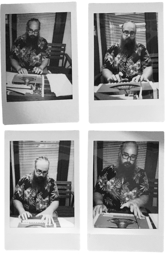 Graufstufen Instax Sofortbildfoto von Marco Naprawik an einer mechanischen Schreibmaschine
